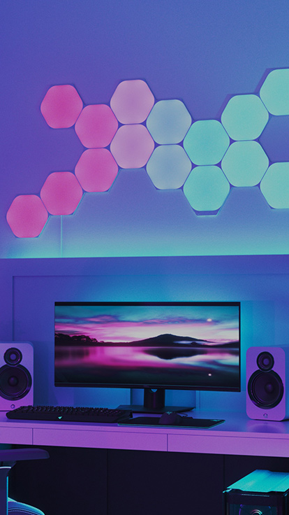 Đây là hình ảnh ô đèn Nanoleaf Shapes Hexagons được lắp đặt phía trên màn hình máy tính Chúng là các đèn RGB lý tưởng cho trải nghiệm chơi game trong không gian nhà bạn. Ô đèn thông minh dạng mô-đun có thể thay đổi màu sắc kết nối với nhau bằng khớp nối và có thể phát ra hơn 16 triệu màu.
