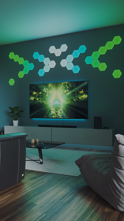 거실 TV 뒤 벽면에 있는 Nanoleaf Shapes Hexagons 레이아웃의 이미지입니다. RGB 라이트 패널은 링커 및 플렉스 링커로 서로 연결됩니다.