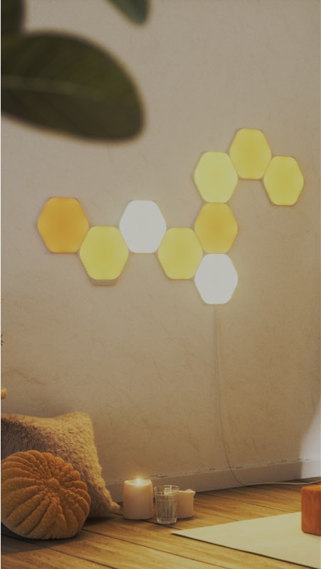 명상실의 Nanoleaf Shapes Hexagons 9패널 레이아웃 이미지입니다. RGB 조명은 긴장을 풀거나 영감을 얻는 데 완벽합니다.