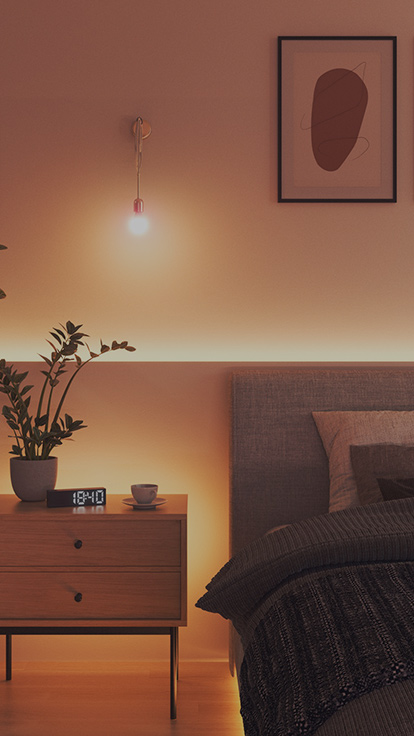 此圖片顯示臥室的 Nanoleaf Essentials 燈泡。 床與床頭櫃之間牆壁的照明設備，讓燈具成為設定理想氛圍的臥室燈。