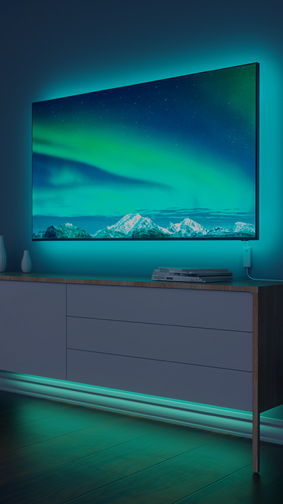 거실 TV 뒤에 있는 Nanoleaf Essentials 라이트 스트립의 이미지입니다. 색상 변경 라이트 스트립은 멋진 백 라이트와 RGB 조명을 제공합니다.