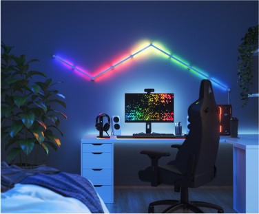 Bảng điều khiển Numark Mixstream Pro tại nhà trước các ô đèn Nanoleaf Shapes RGB. Đèn thông minh lý tưởng cho các bữa tiệc hoặc phát trực tiếp.