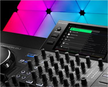 Nanoleaf Shapes RGB 라이트 패널 앞에 있는 홈 스튜디오의 Numark Mixstream Pro DJ 컨트롤러. 파티나 라이브 스트리밍을 위한 완벽한 스마트 조명.
