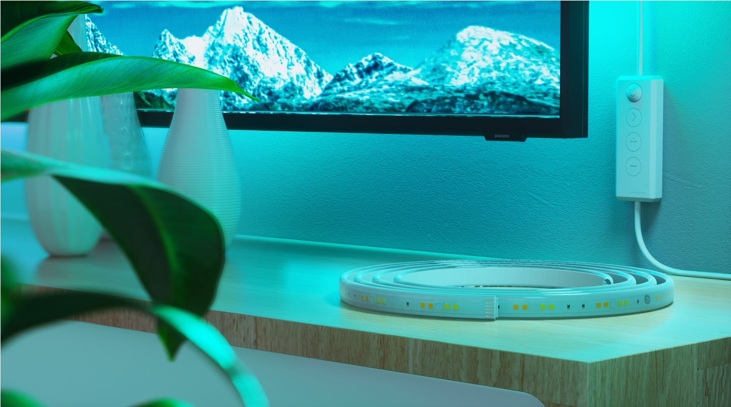 책상과 모니터 위에 Nanoleaf Lines RGB 조명으로 연출하는 사무실 겸 침실 환경. PC 배틀스테이션을 위한 완벽한 게임 조명.