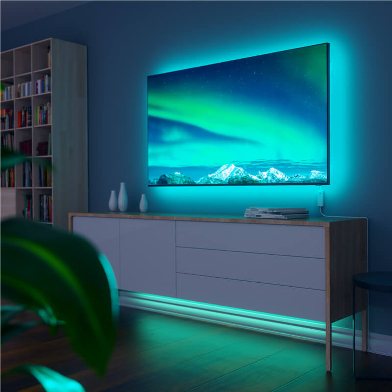 Đèn dây thông minh có thể thay đổi màu sắc Nanoleaf Essentials Thread-enabled được gắn vào TV trong phòng khách. Tương tự với Twinkly, Wyze. HomeKit, Google Assistant, Amazon Alexa, IFTTT.