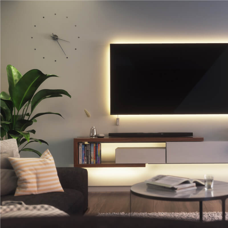 Lampu strip pintar yang dapat berubah warna dengan Thread Nanoleaf Essentials yang dipasang pada TV di ruang tamu. Mirip dengan Twinkly, Wyze. HomeKit, Google Assistant, Amazon Alexa, IFTTT.