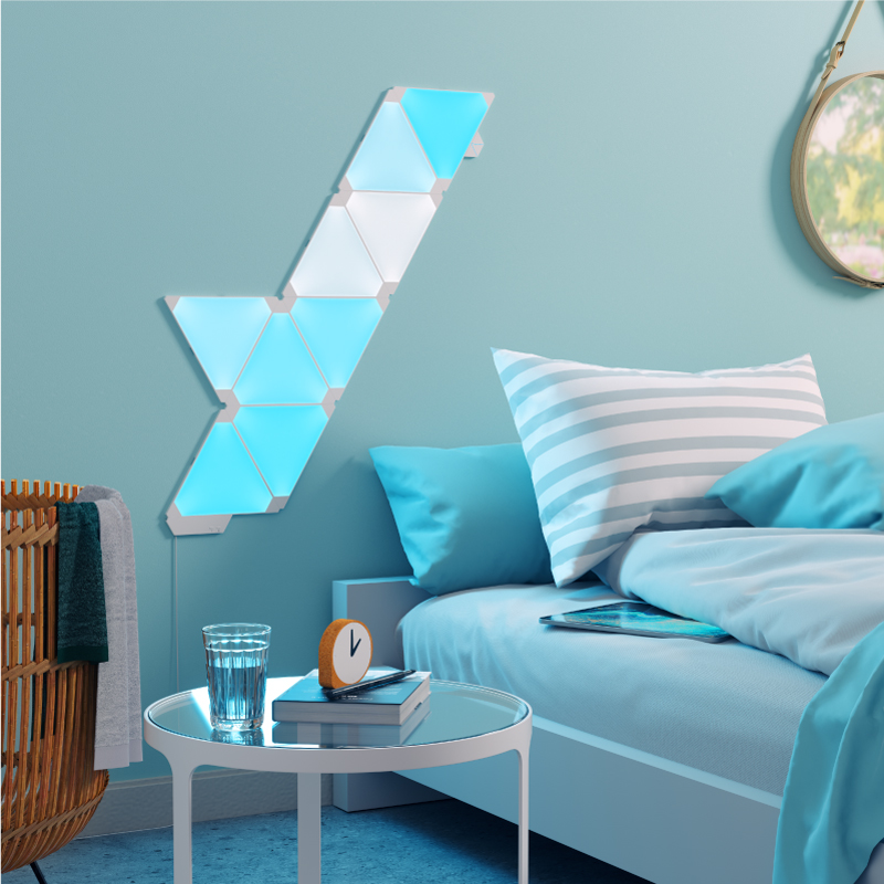 Ô đèn thông minh dạng mô-đun hình tam giác có thể thay đổi màu sắc Nanoleaf Light Panels được gắn lên tường trong phòng ngủ. Tương tự với Philips Hue, Lifx. HomeKit, Google Assistant, Amazon Alexa, IFTTT. 