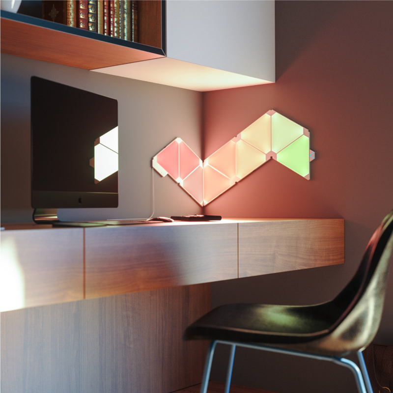 Ô đèn thông minh dạng mô-đun hình tam giác có thể thay đổi màu sắc Nanoleaf Light Panels được gắn lên tường trong phòng làm việc ở nhà. Tương tự với Philips Hue, Lifx. HomeKit, Google Assistant, Amazon Alexa, IFTTT.