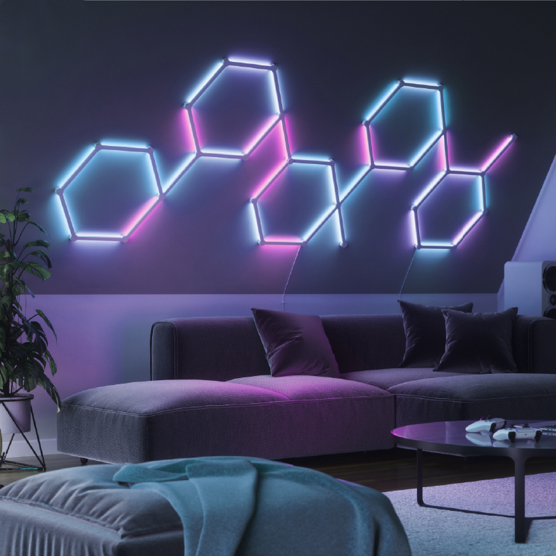 Garis cahaya dengan lampu latar modular pintar yang dapat berubah warna dengan Thread Nanoleaf Lines yang dipasang pada dinding di ruang tamu. HomeKit, Google Assistant, Amazon Alexa, IFTTT.