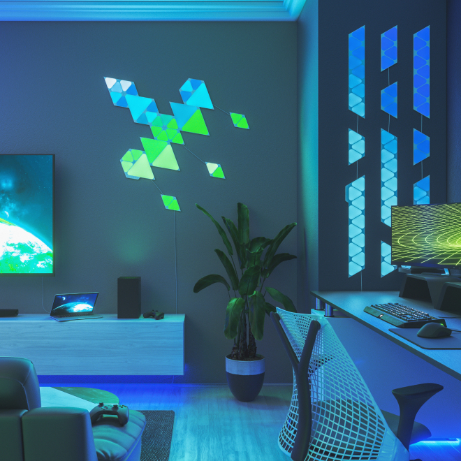 在書桌和顯示器上方安裝 Nanoleaf Lines RGB 燈具的辦公室臥室佈置。 專為您的 PC 戰鬥遊戲而設的完美遊戲燈光。