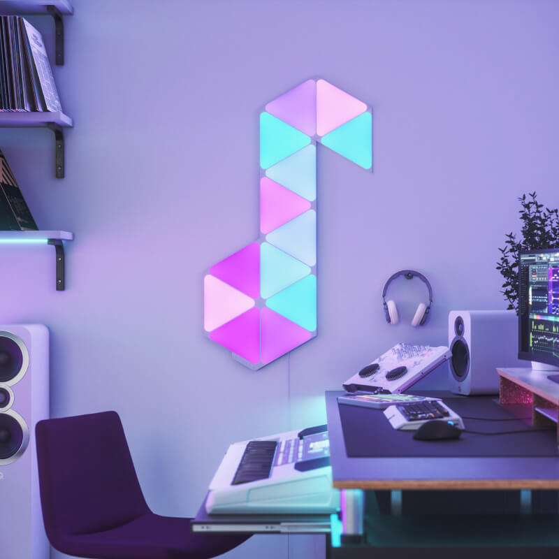 Light panels modular pintar triangle yang dapat berubah warna dengan Thread Nanoleaf Shapes yang dipasang pada dinding di ruang musik. Mirip dengan Philips Hue, Lifx. HomeKit, Google Assistant, Amazon Alexa, IFTTT.
